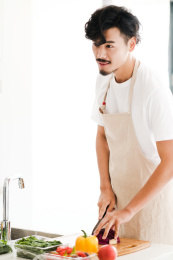 居家男人独自在厨房做沙拉