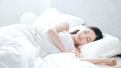 年轻漂亮女孩躺在床上睡觉