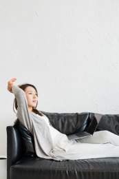 一个年轻女性坐在沙发上休息放松