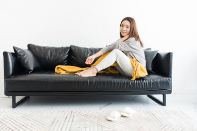 一个年轻女性坐在客厅沙发上