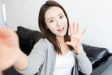 一个年轻女性面对镜头做可爱拍照动作