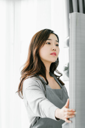 年轻漂亮的中国女孩打开冰箱