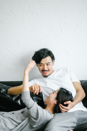 甜蜜浪漫的年轻情侣在沙发上