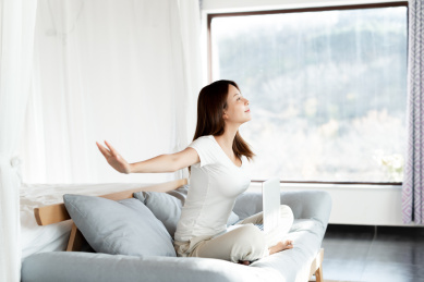 一位年轻女性在沙发舒展身体