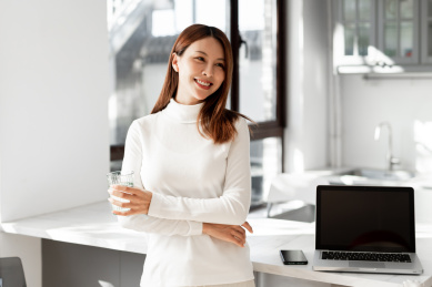 一位年轻女性正在吧台前面喝水