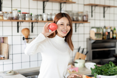 一位年轻女性正在厨房里面做饭