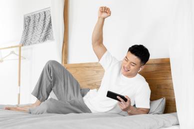 一位年轻的男性正在看着手机庆祝