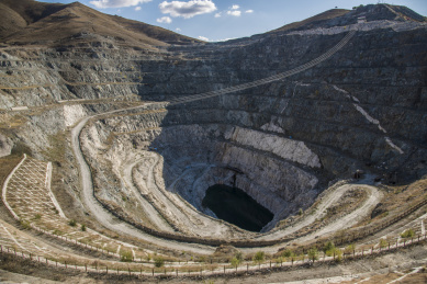 中国新疆阿勒泰可可托海三号矿坑