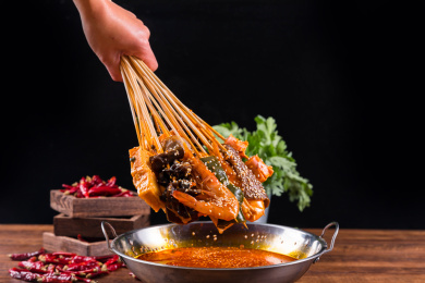 手握一把刚从火锅麻辣浓汤拿起的串串