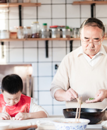 小男孩和爷爷在包饺子