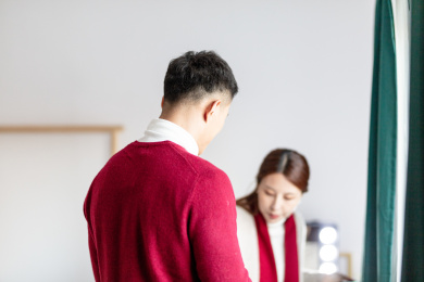 过年忙碌的年轻夫妻在休息