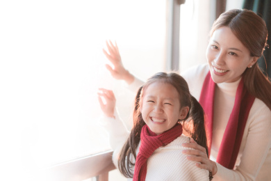 过年妈妈和女儿在贴窗花