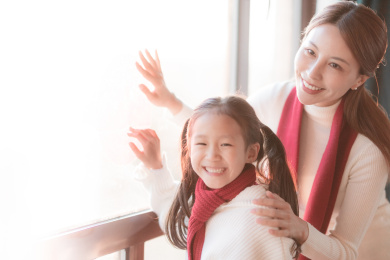 过年妈妈和女儿在贴窗花