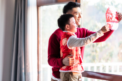 过年爸爸和儿子在贴窗花