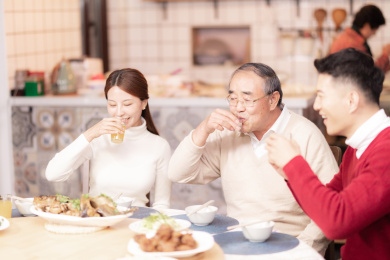 除夕夜一家人在吃团圆饭