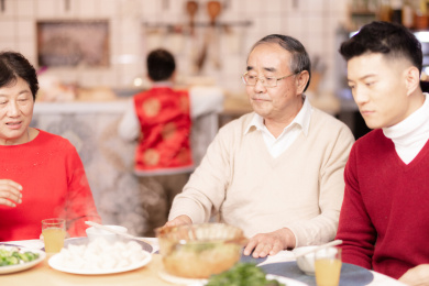 除夕夜一家人在吃团圆饭