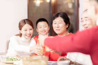 除夕夜一家人在吃团圆饭