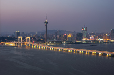 中国澳门城市建筑风光，澳门塔和西湾大桥夜景
