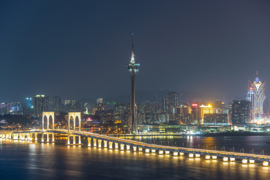 中国澳门城市风光，澳门塔和西湾大桥夜景