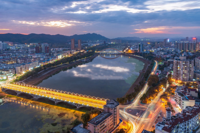 河南信阳浉河两岸的城市风光