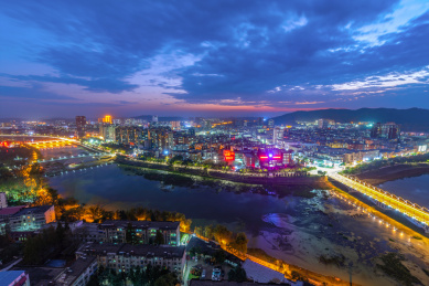 河南信阳浉河两岸的城市风光