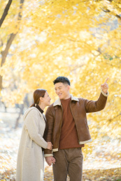 在户外旅行的一对中国情侣