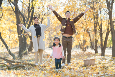 在户外旅行的一家三口