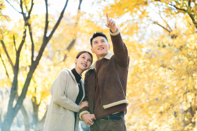 在户外旅行的一对中国情侣