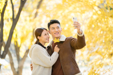 在户外旅行的一对中国情侣