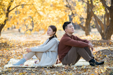 在户外旅行的一对中国情侣