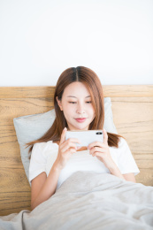 一个正在用手机的 中国美女 