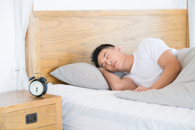 一个正在休息的中国男人 