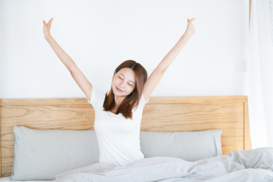 正在床上伸懒腰的中国美女