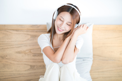 正在听音乐 的中国美女