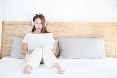 正在用笔记本电脑的中国美女 