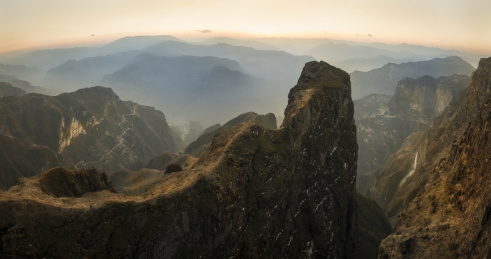 中国云南省昭通市昭阳区大山包自然保护区内的鸡公山大峡谷。