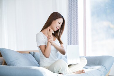 一个正在伸懒腰的中国美女