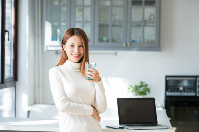 正在办公的中国美女 