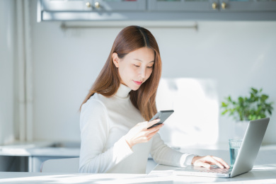 正在办公的中国美女 