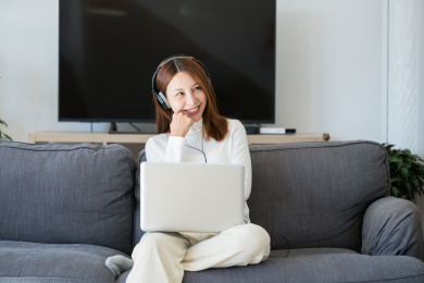 一个正在用笔记本电脑的中国美女