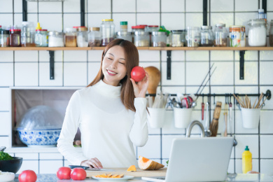 一个正在厨房做菜的美女 