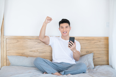 正在使用手机的中国男人