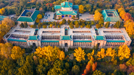 中国湖北省武汉市武汉大学樱花城堡秋天风景