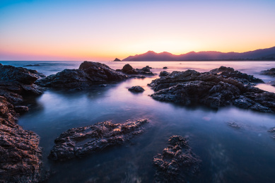 中国深圳大鹏半岛西冲海岸的日落景观