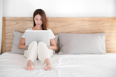 一位年轻的女子在卧室里