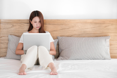 一位年轻的女子在卧室里