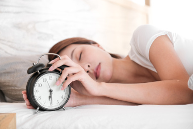 一位年轻的女子在卧室里