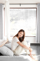 一位年轻的女子在卧室里