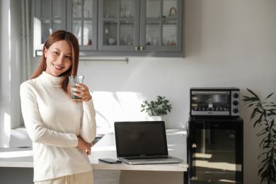 一位中国年轻女子在家办公