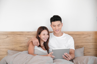 一对情侣正在卧室玩乐